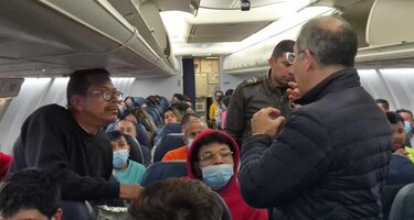 Aterriza en Bogotá el primero de los dos aviones con colombianos deportados por Estados Unidos