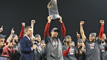Alex Cora hace historia con Boston