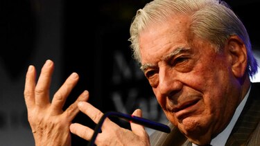 Mario Vargas Llosa critica el periodismo 'amarillo' en su última novela