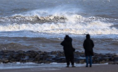 La tormenta Isha deja sin electricidad a miles de británicos y altera todo el transporte