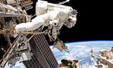 Astronautas reemplazan cámara borrosa en brazo robot de estación espacial