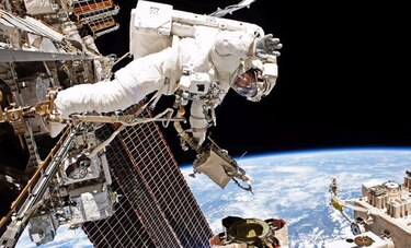 Astronautas reemplazan cámara borrosa en brazo robot de estación espacial
