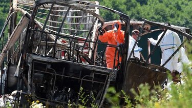 Autobús estalla en llamas tras accidente en Alemania