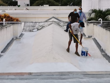 Acumulación de hojas provoca filtración en hospital Las Tablas