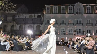 Una pasarela de romance floral