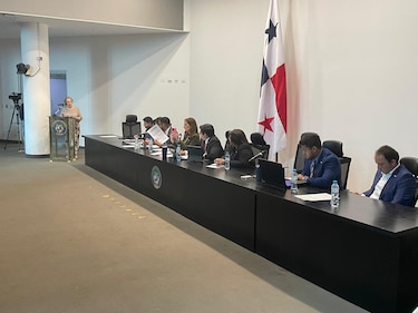 Diputados independientes entrevistan a los aspirantes a contralor y subcontralor