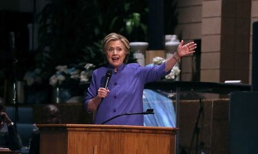 FBI obtiene orden para revisar correos controversiales de Clinton