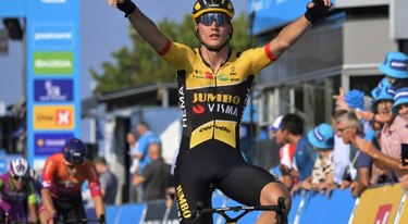 Olav Kooij gana la etapa en el esperado regreso de Egan Bernal