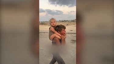 (Actualizada: 1)La historia detrás de la imagen viral de un niño palestino que lleva cargando a su hermanito tras ser desplazado en Gaza