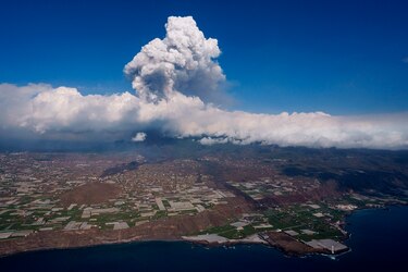 La lava del volcán de La Palma llega al mar