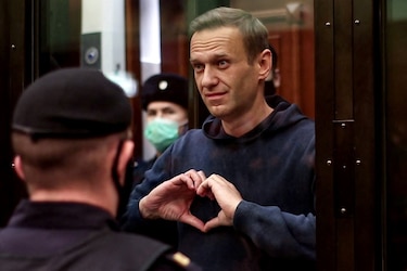 Rusia traslada a Navalni a un hospital ante temor por su vida