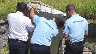 Expertos están casi seguros  de que restos de Reunión son del avión MH370