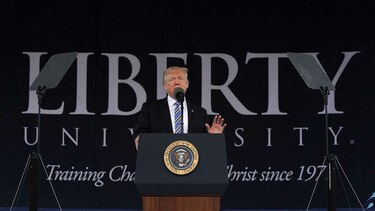 Donald Trump da su primer discurso de graduación