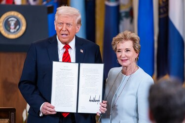 Trump firma una orden para desmantelar casi por completo el Departamento de Educación