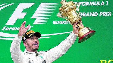 Hamilton gana, acecha a Vettel