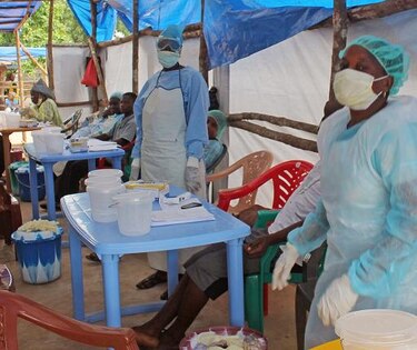 Médico que atendió a decenas muere de ébola en Sierra Leona