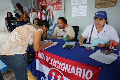 Ola de renuncias sacude a los partidos políticos en 2025