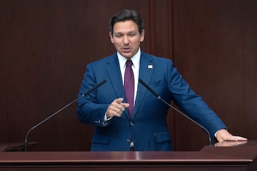 El gobernador de la Florida propone que el Congreso limite a cortes federales sobre políticas de Trump 