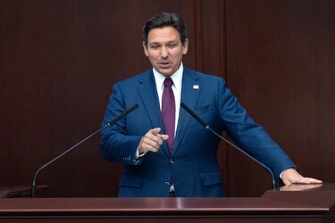 El gobernador de la Florida propone que el Congreso limite a cortes federales sobre políticas de Trump