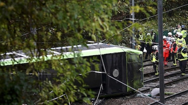 Siete muertos y más de 50 heridos al descarrilar un tranvía cerca de Londres