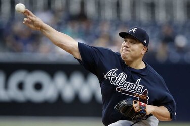 Bravos tiran la toalla con Bartolo Colón