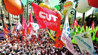 Sindicatos marchan contra reformas
