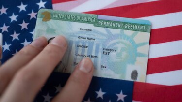 El gobierno de Trump exigirá a la mayoría de los inmigrantes que solicitan la residencia que abandonen primero Estados Unidos