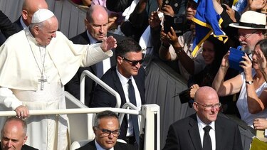 El papa Francisco acepta renuncia del comandante de la Gendarmería tras escándalo sobre fraudes