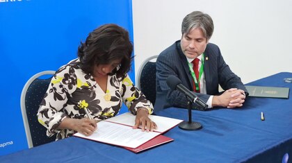 Formalizan terrenos de escuelas: Anati entrega títulos al Ministerio de Educación