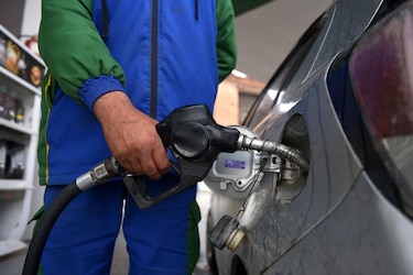 El petróleo de Texas sube a casi 100 dólares tras inicio inestable de tregua Irán y Estados Unidos