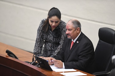 Sin carros alquilados, pero con 4 mil empleados: el reto fiscal de la Asamblea Nacional