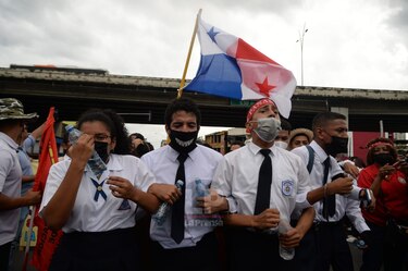 Docentes, padres de familia y trabajadores marchan para exigir respuestas a sus reclamos
