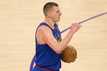 Jokic guía a los Nuggets a una victoria sobre unos 76ers sin Embiid