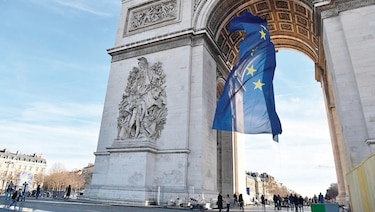 Francia retira bandera de la Unión del  Arco del Triunfo
