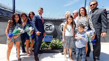 Los Yankees retiran el número 20 de Posada y le desvelan una placa