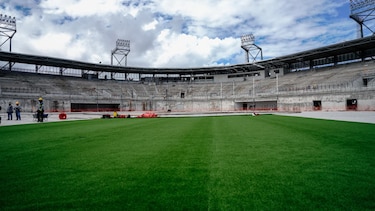 El estadio Roberto Mariano Bula en Colón alcanza 79% de avance y se instala grama sintética