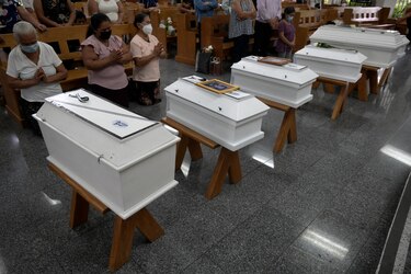 Entregan restos de seis víctimas de masacre durante guerra civil en El Salvador