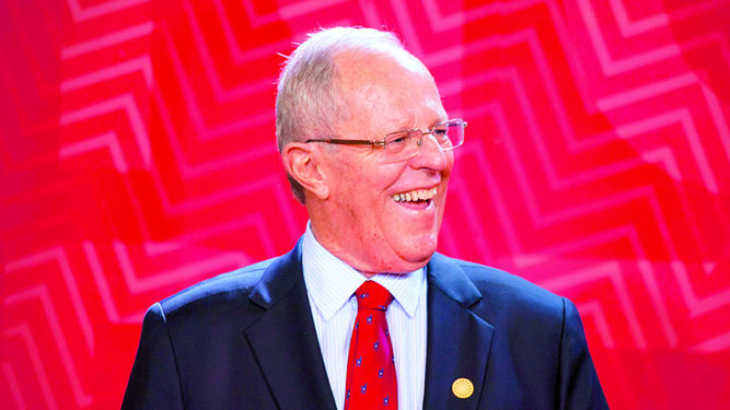 Kuczynski da seis meses a firma para dejar Perú