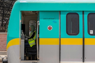 El metro de El Cairo emplea a primeras conductoras de tren
