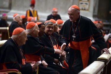 Cardenales siguen sin fijar cónclave y se ha retirado el escudo de Ratzinger