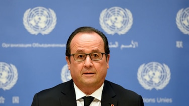 Hollande dice que bombardeos franceses destruyeron un campamento del EI