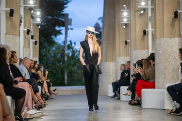 Fotos: El Park Güell de Barcelona acoge hoy el desfile de la colección Crucero 2025 de Louis Vuitton