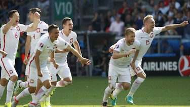 Polonia elimina en penales a Suiza y avanza a cuartos