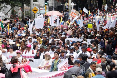 Defensores de las reformas laboral y de la salud de Petro salen a las calles de Colombia