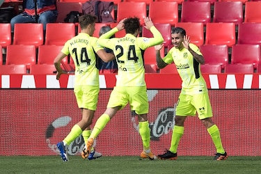 Barcelona golea al Alavés, pero el Atlético no falla contra Granada