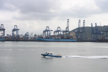 Puertos de Balboa y Cristóbal reciben buques portacontenedores 