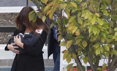 Primera dama de Francia regresa a casa, con hija recién nacida