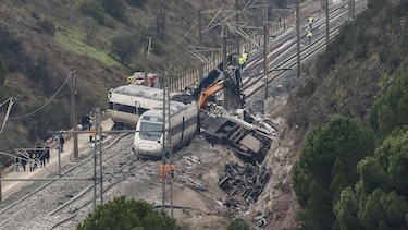 ‘Necesito que paren el tráfico en las vías urgentemente’: los audios de las llamadas entre los trenes y el centro de mando segundos después del accidente en España