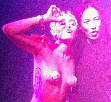 Miley Cyrus da la nota en la semana de la moda, aparece "topless"