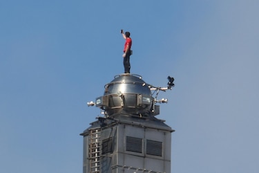 Sin cuerdas ni arnés: Alex Honnold hace historia al escalar con éxito el Taipei 101